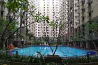 Kolam Renang Cozy 2BR Apartment at Gateway Ahmad Yani