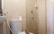 Toilet Kamar 6 Relaxing and Stylish Studio at Tamansari Papilio Apartment