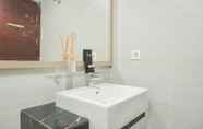 Toilet Kamar 6 Brand New and Luxury 1BR at West Vista Apartment