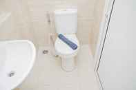 Toilet Kamar Comfortable Studio Apartment at Springwood Residence