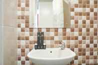 Toilet Kamar Cozy Living 1BR at Pakubuwono Terrace Apartment