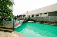 Kolam Renang Gorgeous and Strategic Studio Apartment at Capitol Park Residence