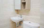 Toilet Kamar 2 Comfort and Elegant Studio Apartment at Springwood Residence
