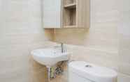 In-room Bathroom 2 Comfort and Elegant Studio Apartment at Springwood Residence