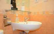 Toilet Kamar 6 Simple and Comfortable 2BR at City Home MOI Apartment