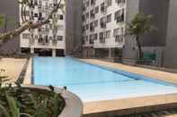 สระว่ายน้ำ Homey 3BR Apartment at The Jarrdin Cihampelas