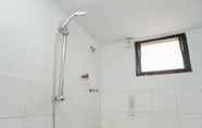 Phòng tắm bên trong 7 Comfortable 2BR Apartment at Kebagusan City