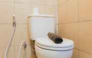 Toilet Kamar 2 Homey and Cozy Living Studio at Margonda Residence 2 Apartment