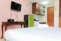 ห้องนอน Homey and Cozy Living Studio at Margonda Residence 2 Apartment