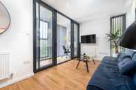 Ruang Umum Modern Kingston Home Close to Hampton Court Palace by Underthedoormat