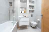 In-room Bathroom Modern Kingston Home Close to Hampton Court Palace by Underthedoormat