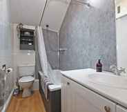 Toilet Kamar 7 Compton House Snug