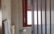 In-room Bathroom 7 Brain Apartment Scalea