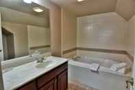 Toilet Kamar Unit 302 2 BD/ 2 BA Condo