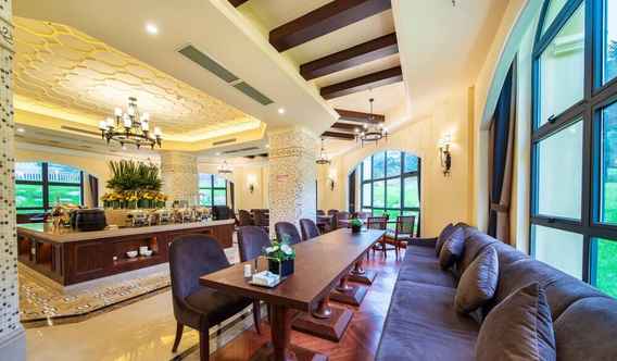 Bar, Cafe and Lounge 2 Howard Johnson by Wyndham Yaan Forest Resort