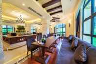 Bar, Cafe and Lounge Howard Johnson by Wyndham Yaan Forest Resort