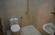 Toilet Kamar 2 Pearl City Hotel