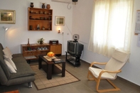 Common Space Nice 2-bedroom Private House, 50 m Beach, Sutivan