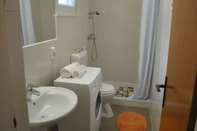 In-room Bathroom Nice 2-bedroom Private House, 50 m Beach, Sutivan