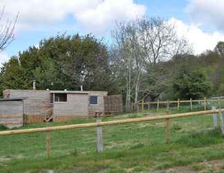 Bangunan 2 Cosy and Rural Lodge at Goldhill Glamping