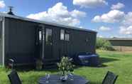 Common Space 2 Charming Shepherds hut Beautiful Countryside