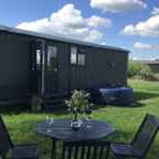 COMMON_SPACE Willowbank Wine Down. Tranquil Shepherds Hut