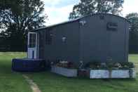 Exterior Charming Shepherds hut Beautiful Countryside