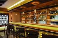 Bar, Cafe and Lounge Ramada by Wyndham Varanasi Katesar