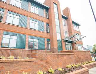 Exterior 2 Deluxe & Chic 1 & 2 Bed Apts near Heathrow, Legoland, & Windsor Slough