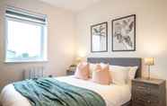 Bedroom 5 Deluxe & Chic 1 & 2 Bed Apts near Heathrow, Legoland, & Windsor Slough