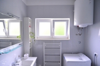 Toilet Kamar A1 - Luxury apt in Center, Just 5min From Beach