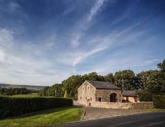 Exterior 2 Beautiful Secluded 2-bed Barn With Woodfire Hottub