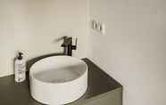 In-room Bathroom 3 stuub saig