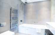 Toilet Kamar 4 Liverpool Street Apartments by MySquare