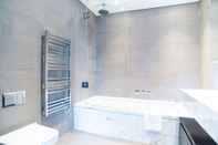 In-room Bathroom Liverpool Street Apartments by MySquare