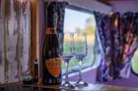 Bar, Cafe and Lounge Private Glamping in a Vintage Caravan & Bell Tent