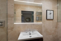 In-room Bathroom The Heart of Shepherds Bush - Modern 2bdr Apartment With Garden