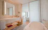 In-room Bathroom 7 Wyndham Garden Jinjiang