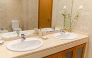 In-room Bathroom 5 ALTIDO Graca Luminous 2-BR Apartment w/Terrace