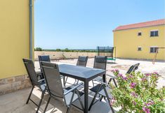 기타 2 Nice Home in Ninski Stanovi With 4 Bedrooms and Wifi
