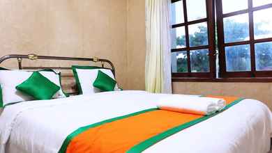 Bedroom 4 Simply Homy Guest House Unit Bintaran