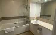 In-room Bathroom 5 Roffey Park Institute