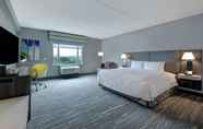 Bedroom 6 Hampton Inn & Suites by Hilton Burlington Toronto