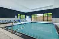 Swimming Pool Hampton Inn & Suites by Hilton Burlington Toronto