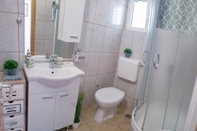 In-room Bathroom A2 - apt w. Terrace, Just 3 min Walk to the Beach