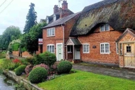 Exterior Village Period Cottage Next to a Idyllic Stream