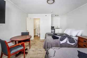 Bedroom 4 Sea Spiral Suites & Motel