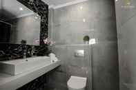 In-room Bathroom Le Grand Reve Apartments & Luxury Suites