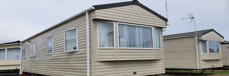 Exterior Remarkable 5-bed Cabin in Clacton-on-sea