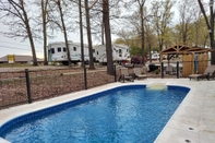 Swimming Pool Givens Glamper Heartland W 3 Beds, Outdoor Pool, Views for Days